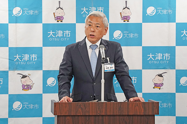 会見で話す佐藤市長の写真