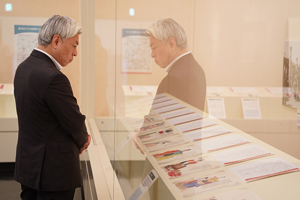 絵日記展を視察する佐藤市長の写真