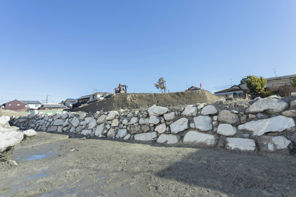 地中から発見された坂本城の石垣（写真）