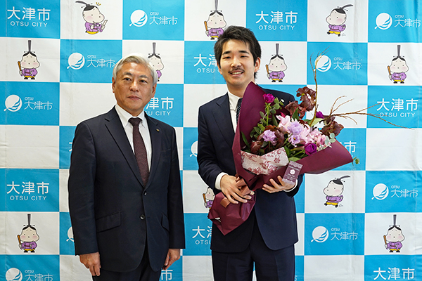 佐藤市長と久末さん（写真）