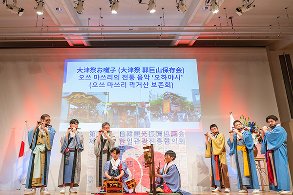 日韓観光振興協議会の交流会で大津祭のお囃子が披露された時の様子（写真）