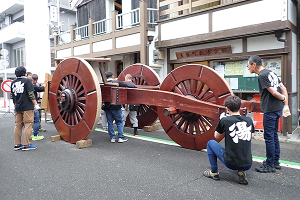 大津祭の山立ての様子（写真）