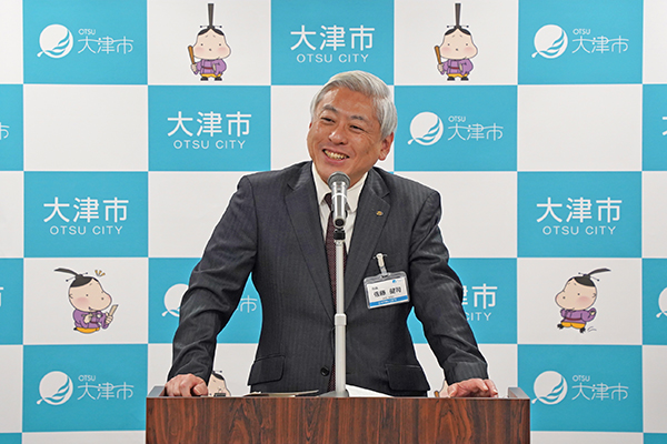 会見で説明する佐藤市長