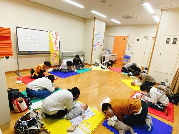 親子のほっとサロン（笑いヨガ）会場の様子