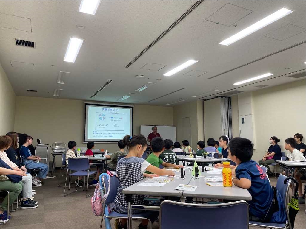 夏休みの実験教室 会場の様子