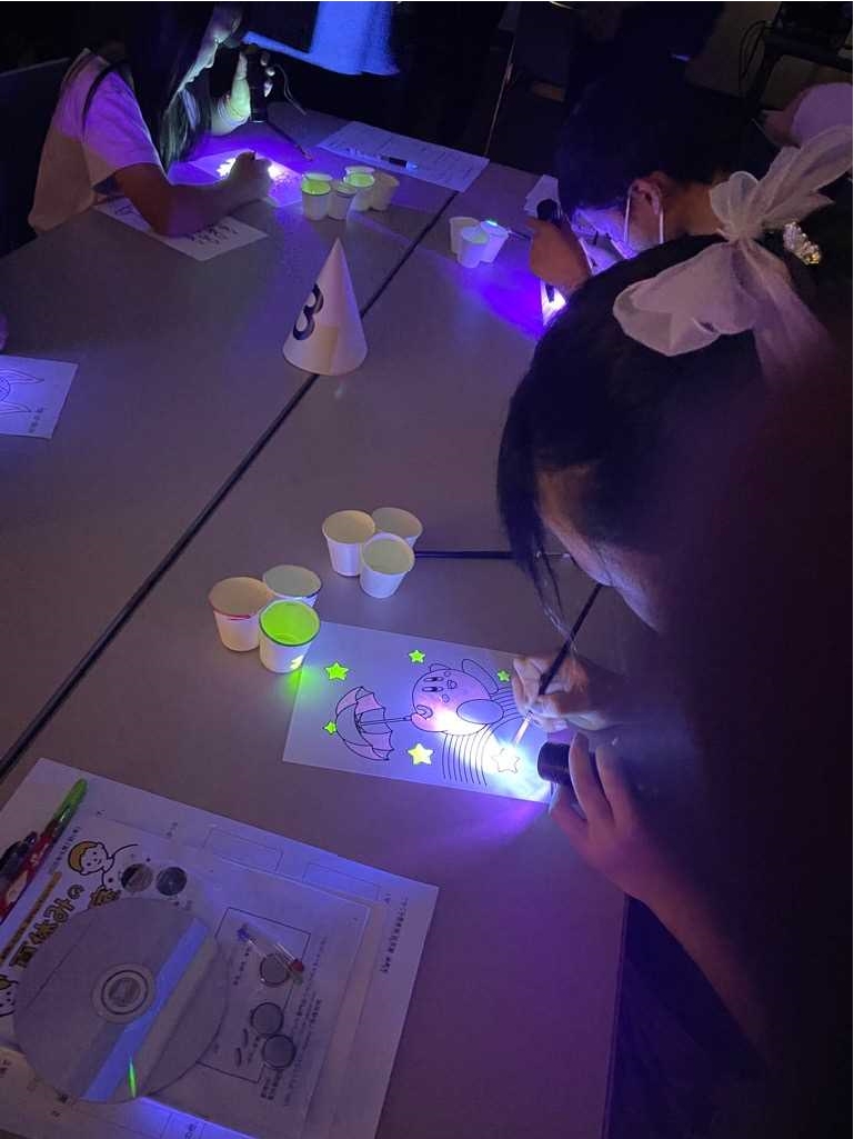 夏休みの実験教室 塗り絵の様子