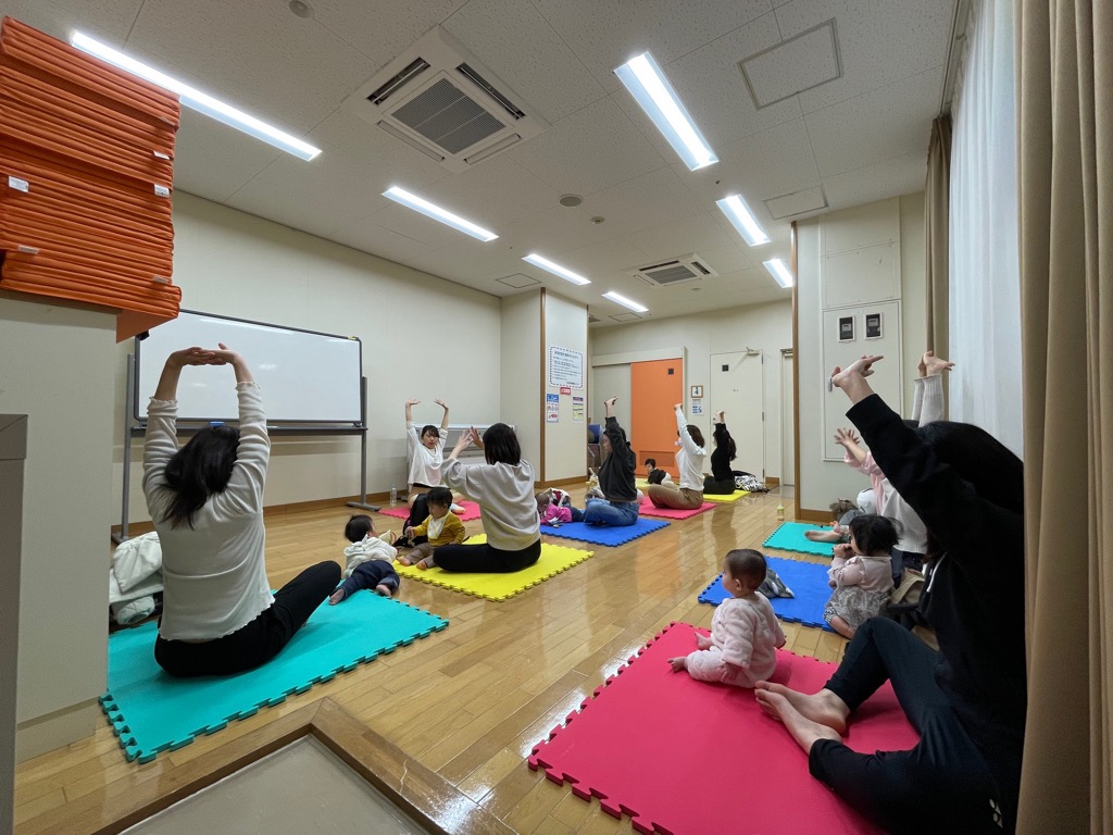 ママとベビーのヨガ　講座の様子