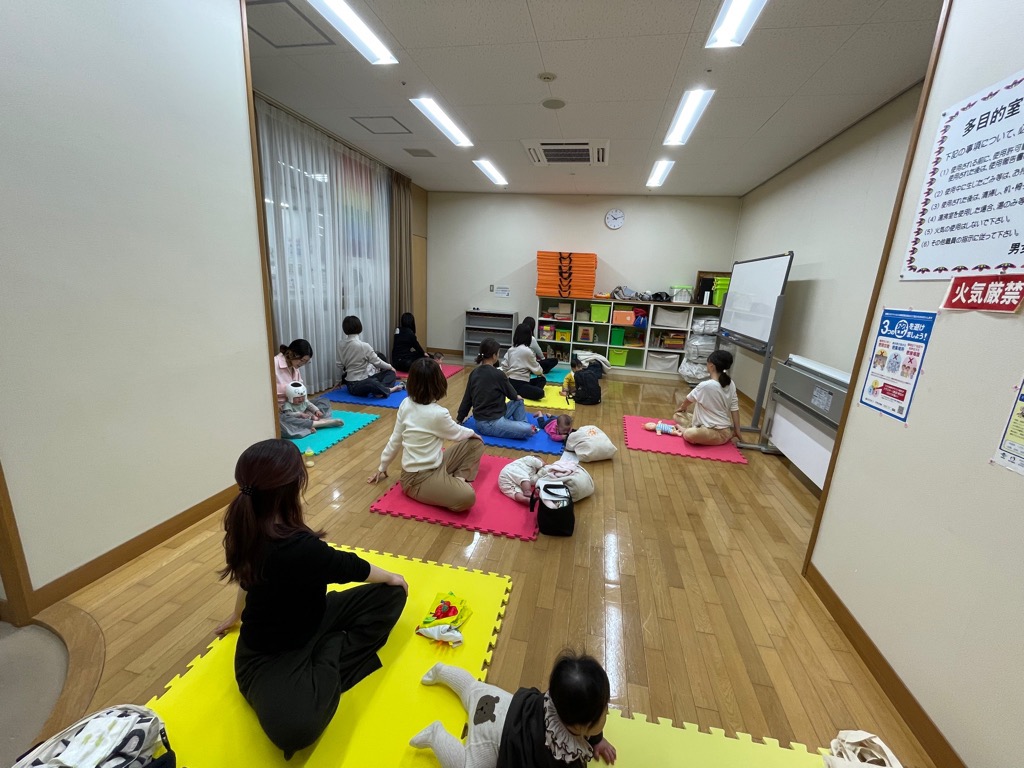 ママとベビーのヨガ　講座の様子