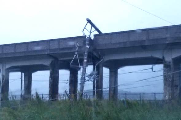 平成29年台風21号写真　高架線路に電柱が倒れた様子