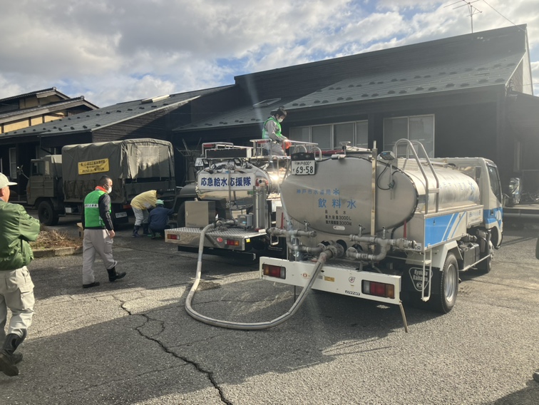 神戸市の給水車へ給水