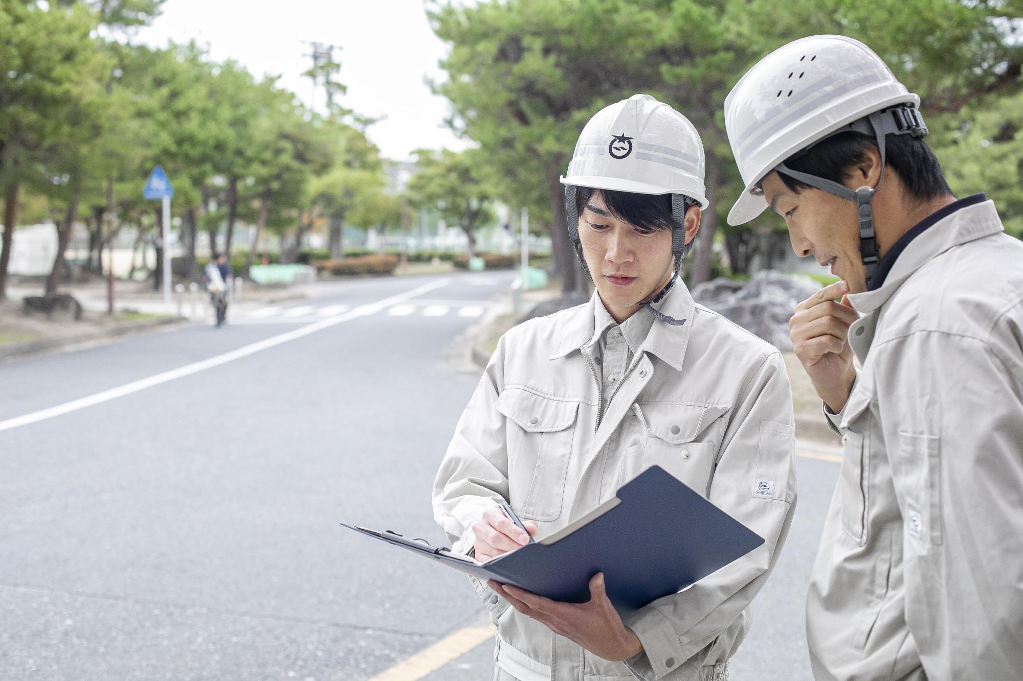 技術職職員が他の職員と話している様子