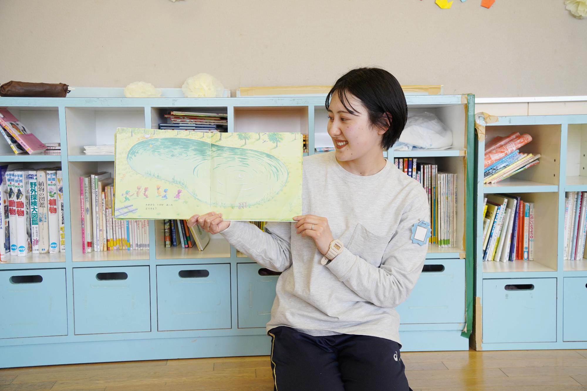 読み聞かせをする職員