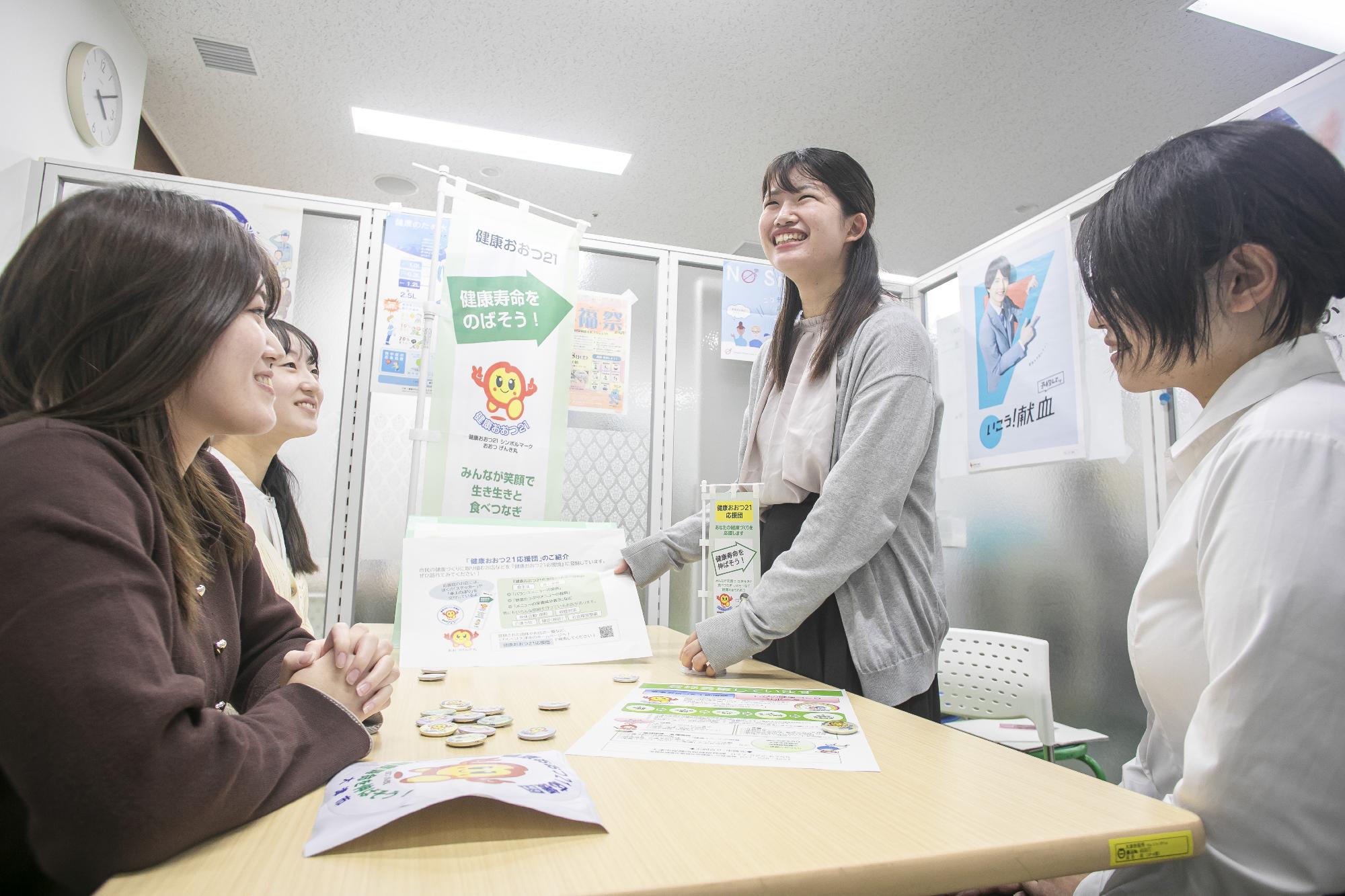 保健師職員が協議をしている様子