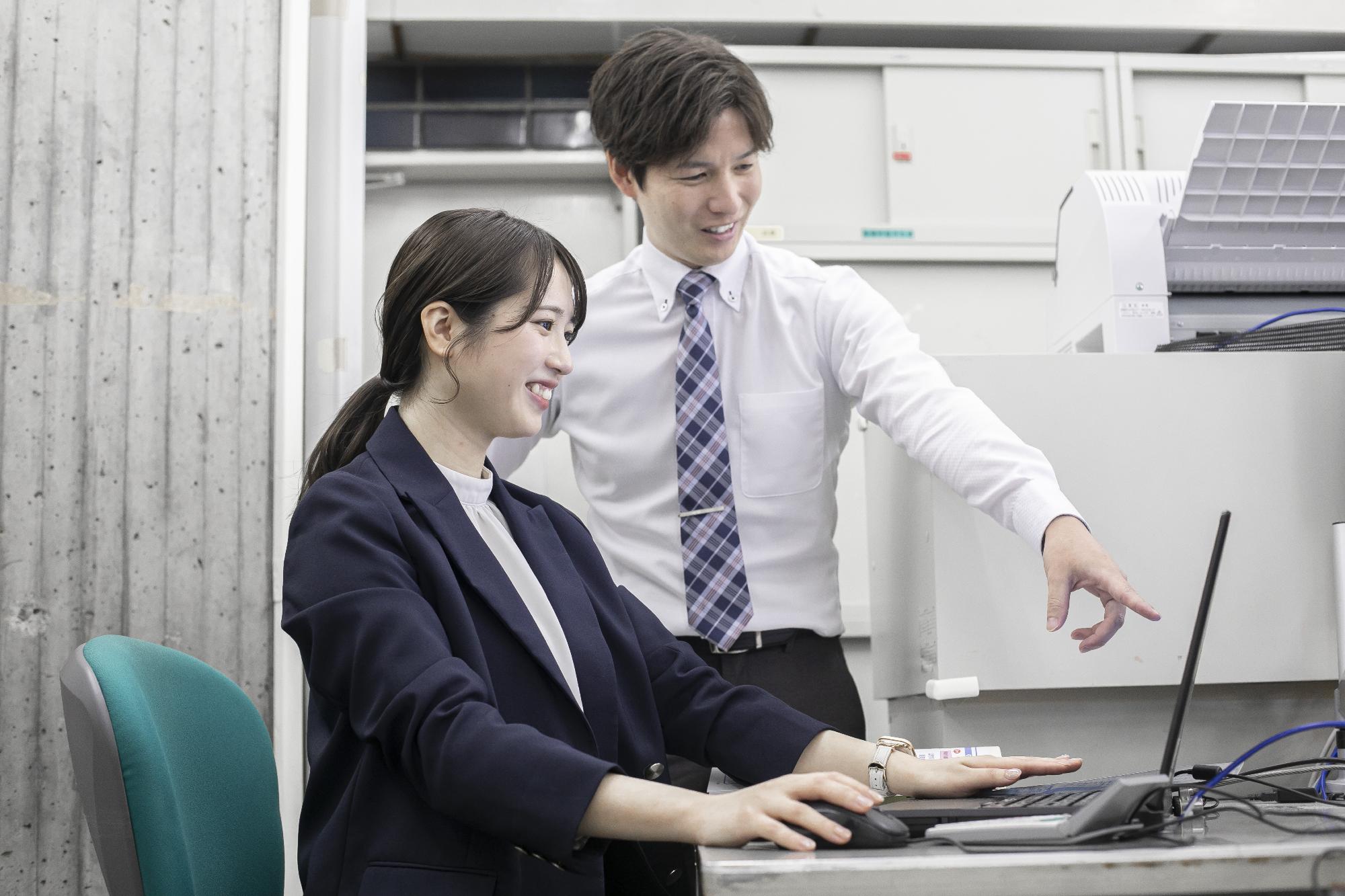 事務職職員が仕事をしている様子