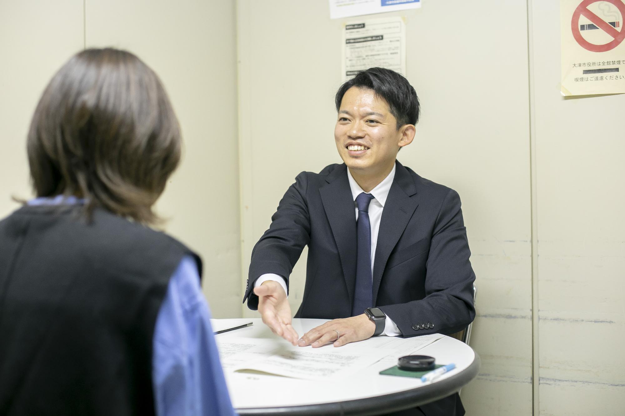 事務職職員が仕事をしている様子