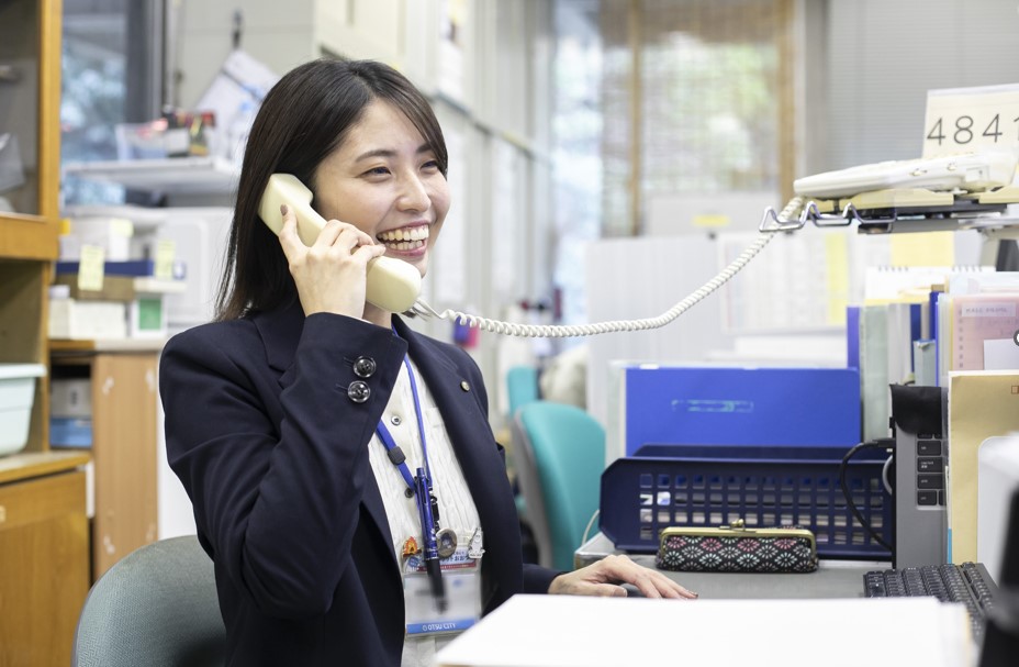 事務職職員が仕事をしている様子