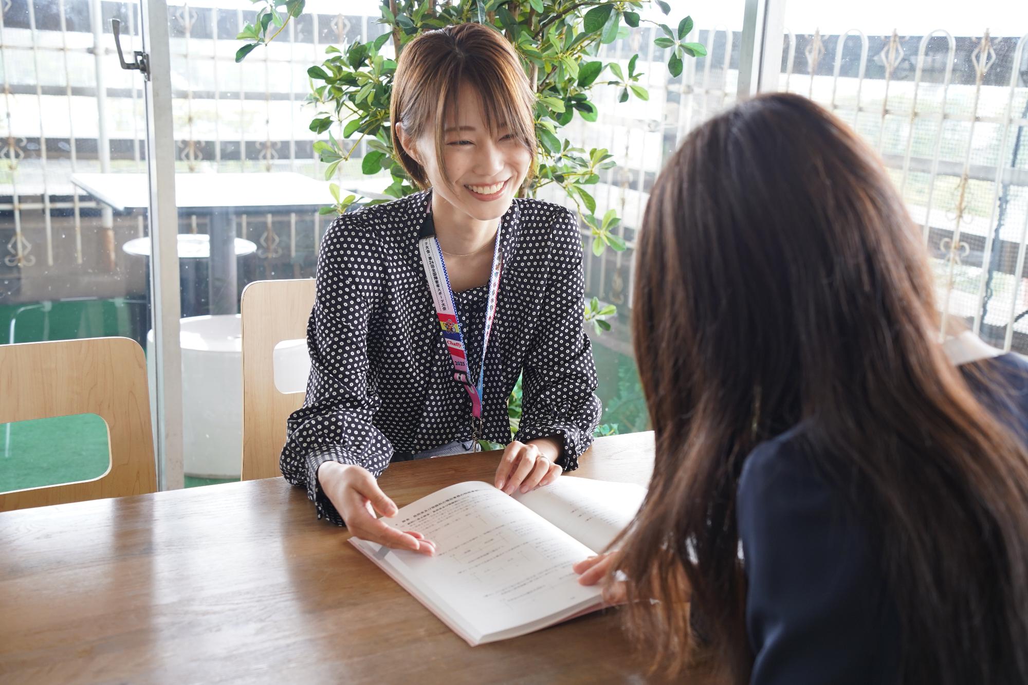 職員が説明している写真