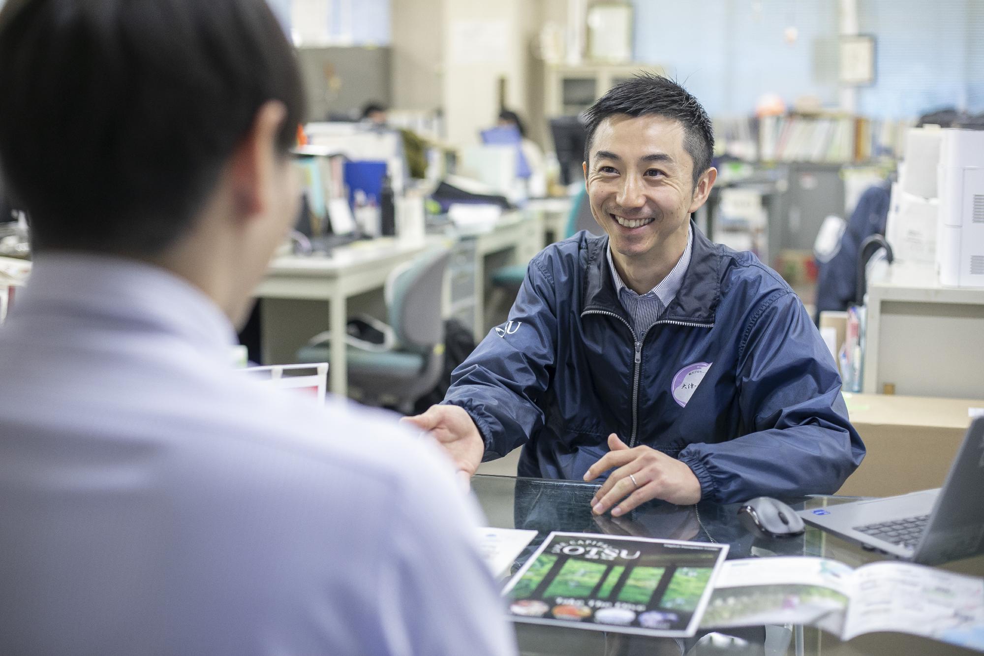 職員が説明している写真