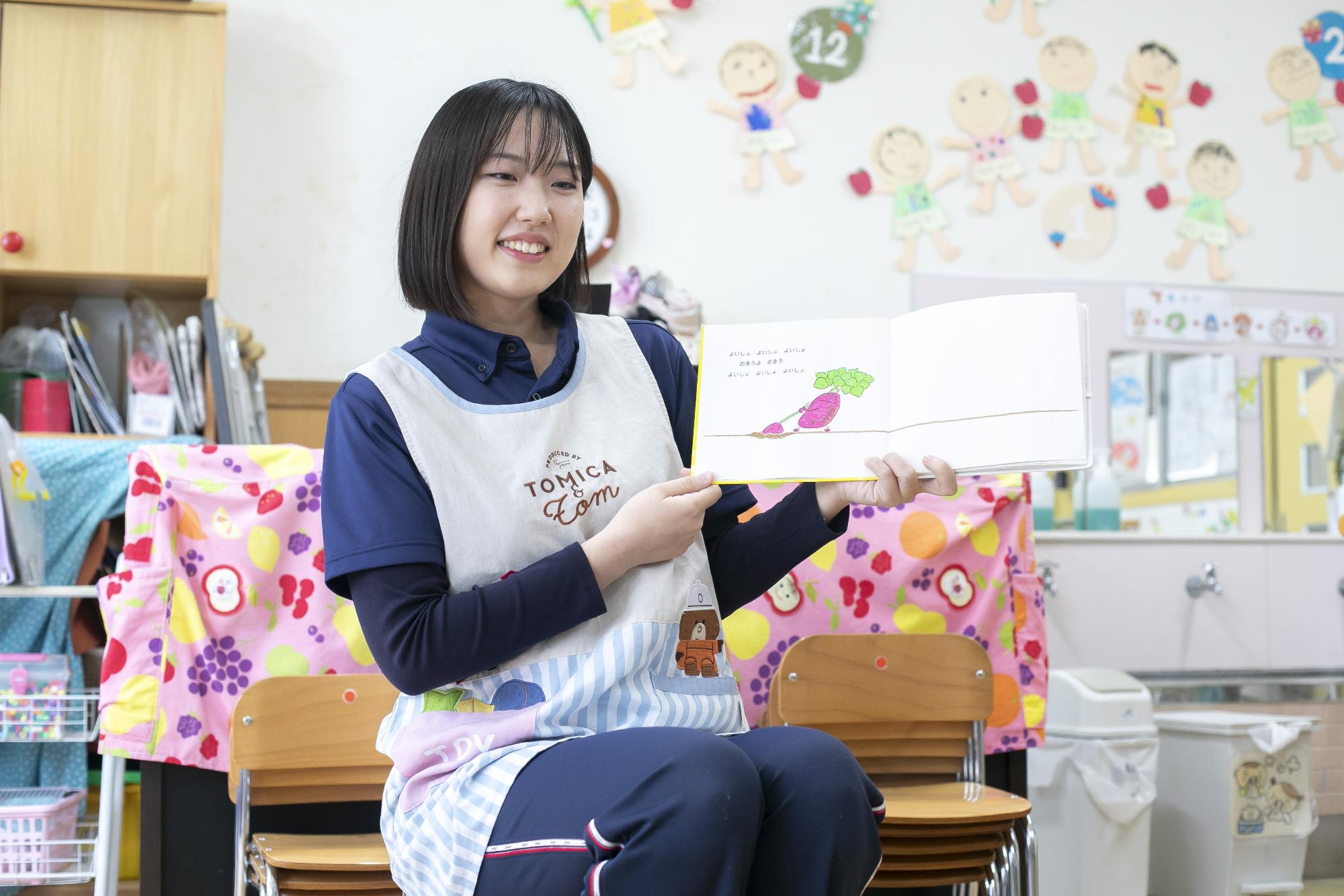 読み聞かせをする教育保育職職員