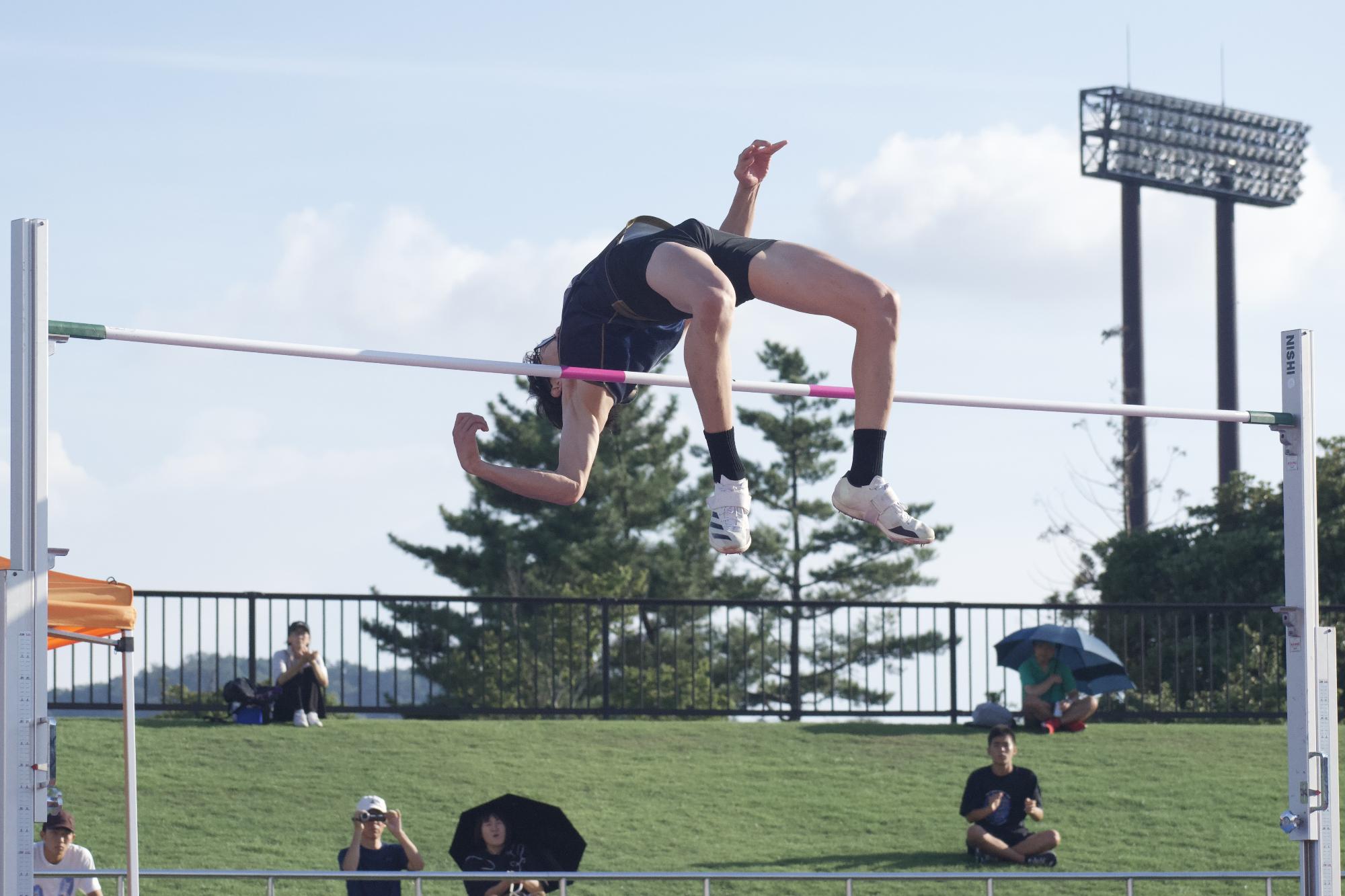 福井県大会で走高跳びをしている瀬古選手