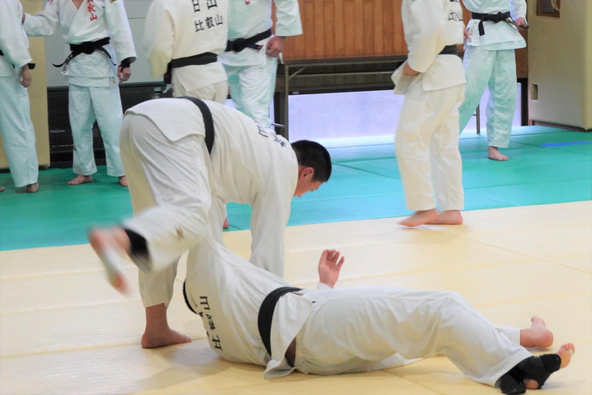 柔道の練習をしている男子の写真