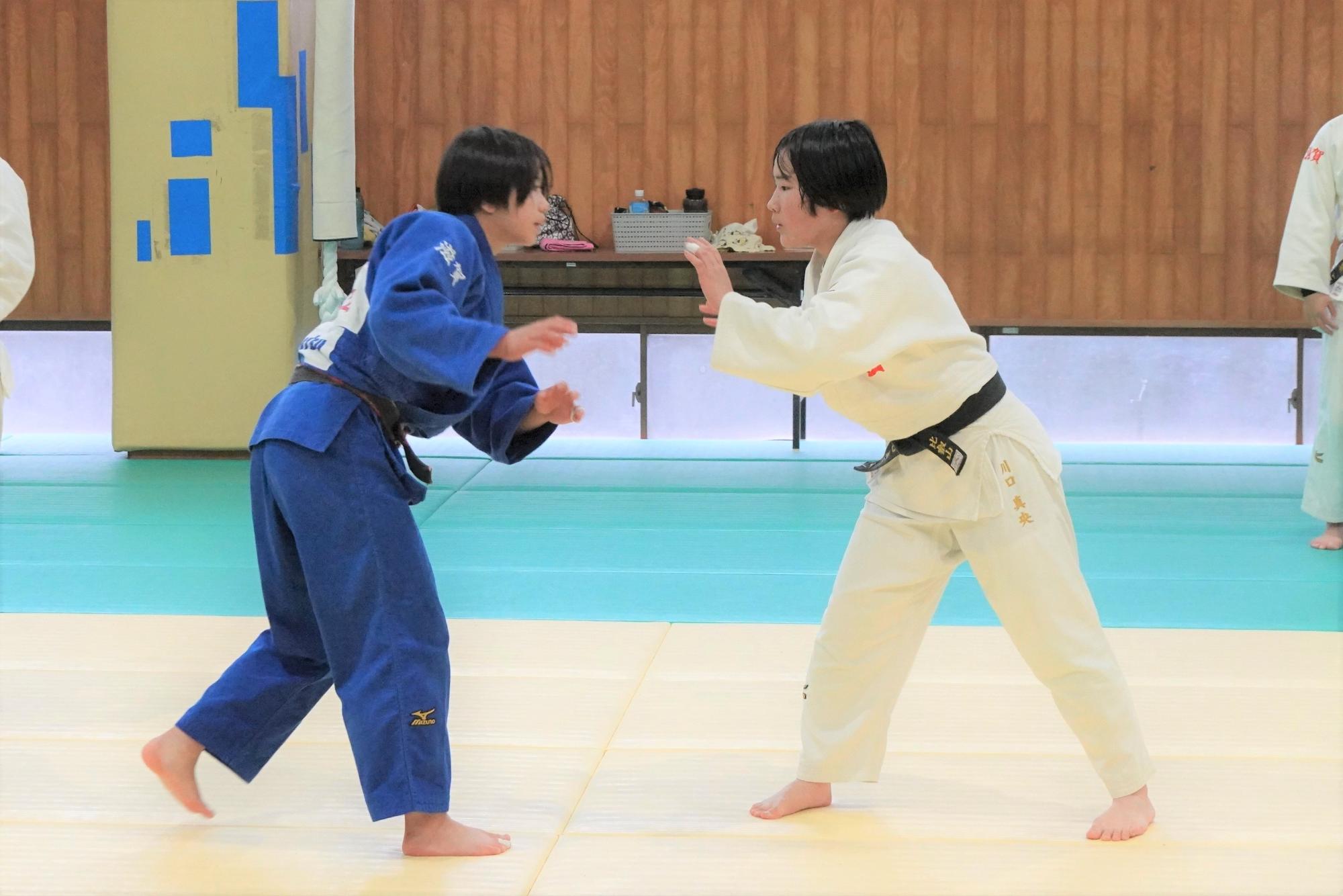柔道の練習をしている女子の写真