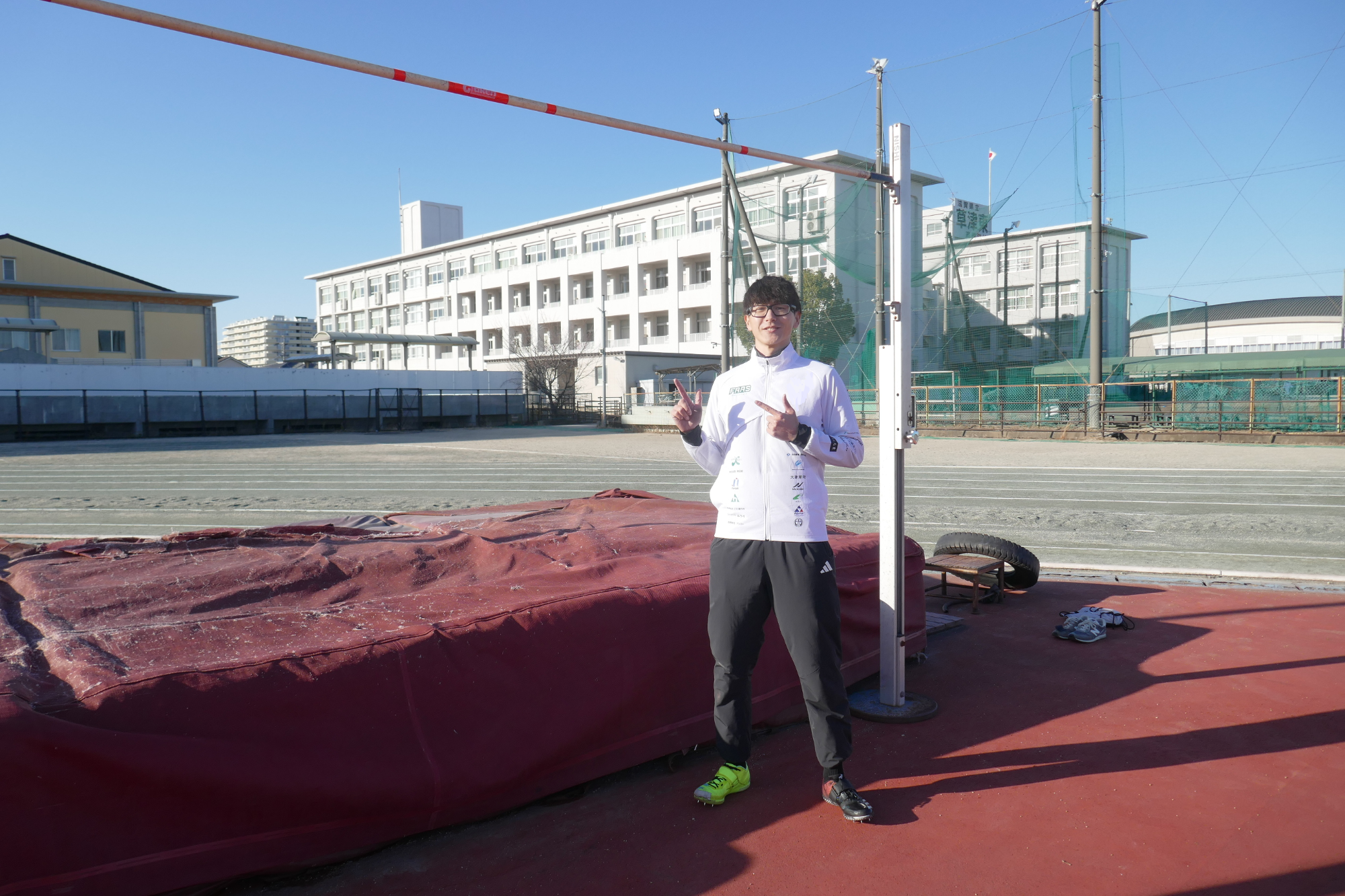 自己新記録を出した2m33の高さのバーの前での瀬古さん