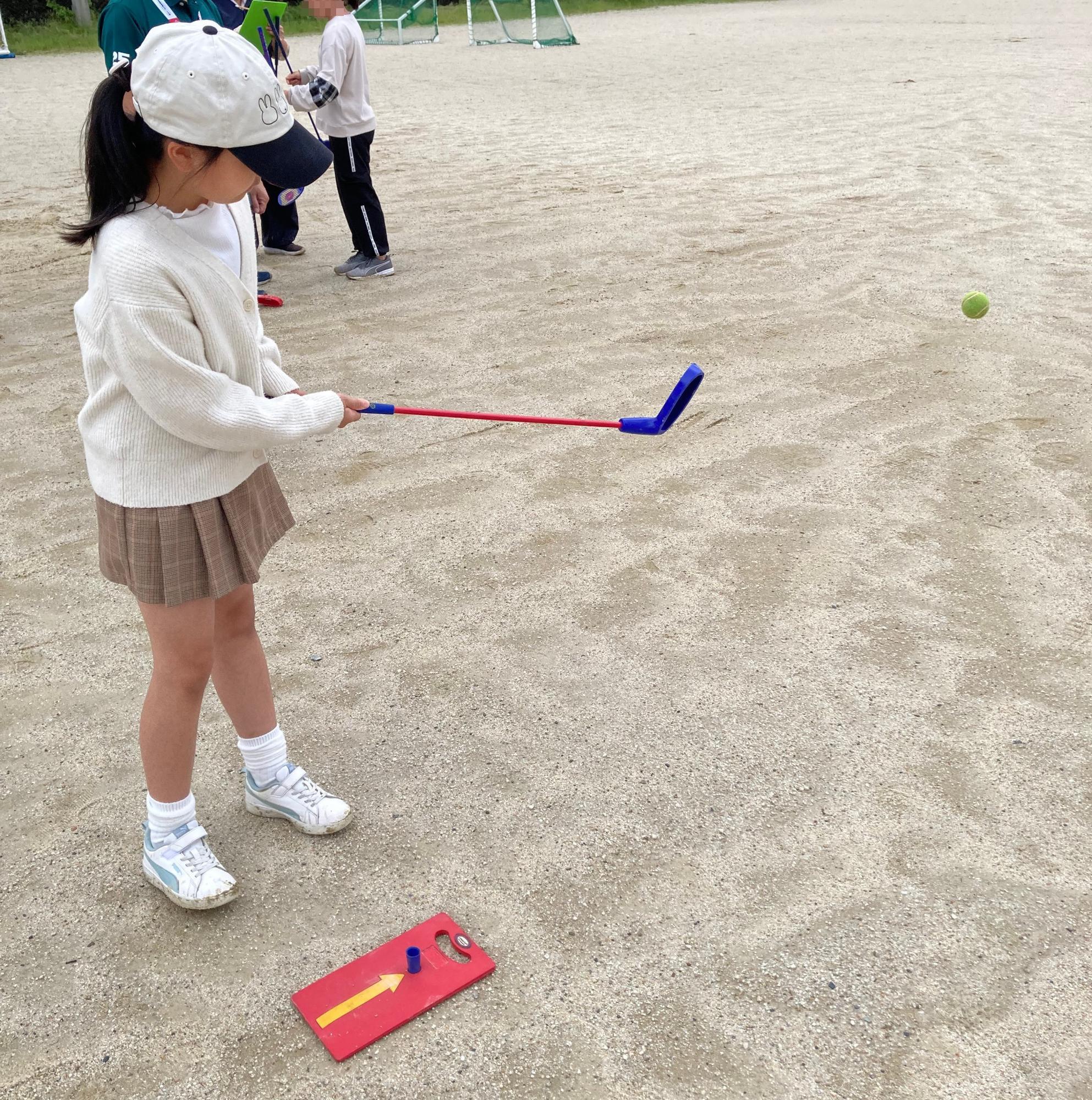 子どもがスリースマイルゴルフをしている子ども