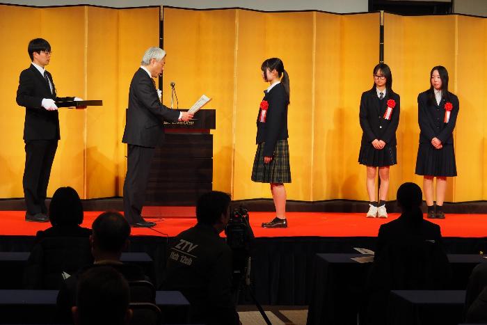 国民スポーツ大会のスポーツ奨励賞表彰の様子