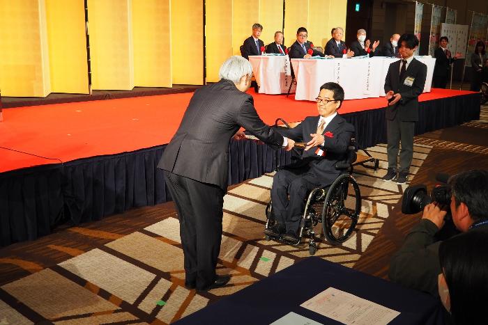 障害者スポーツ大会のスポーツ賞表彰の様子