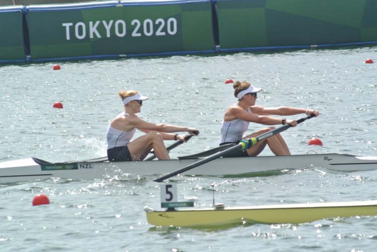 女子舵手なしペア競技中