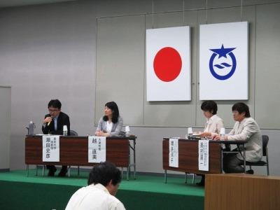 検討会風景　市長とパネラーの皆さん