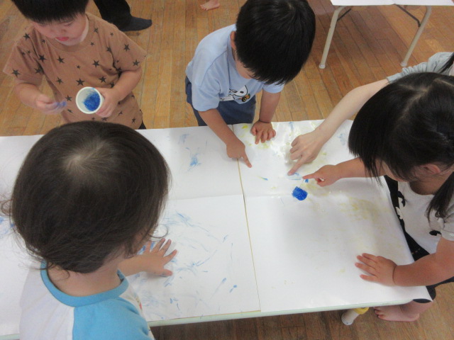 2歳児のこどもたちが感触あそびを楽しんでいる