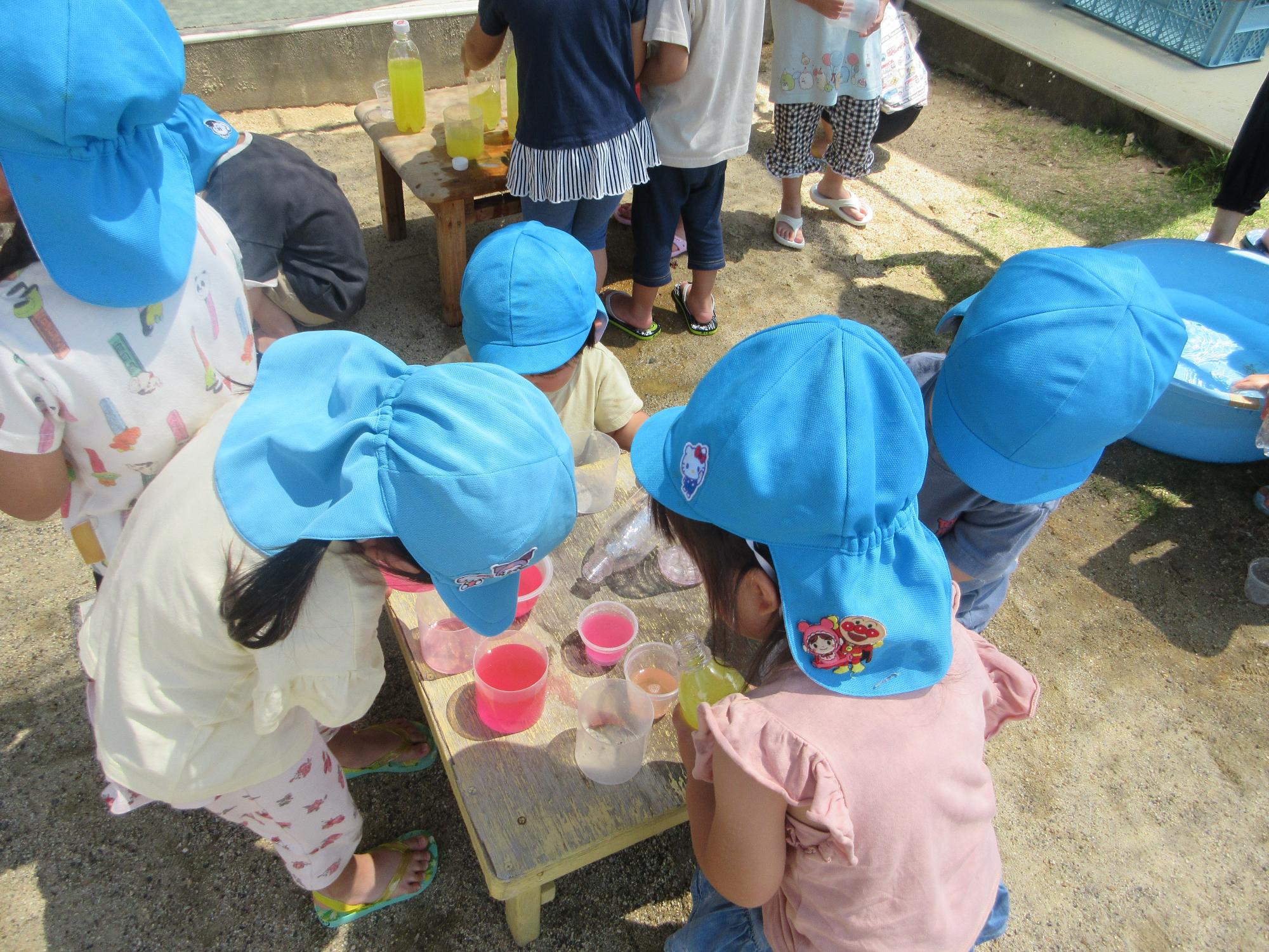 3歳児のこどもたちが水遊びをして遊んでいる。