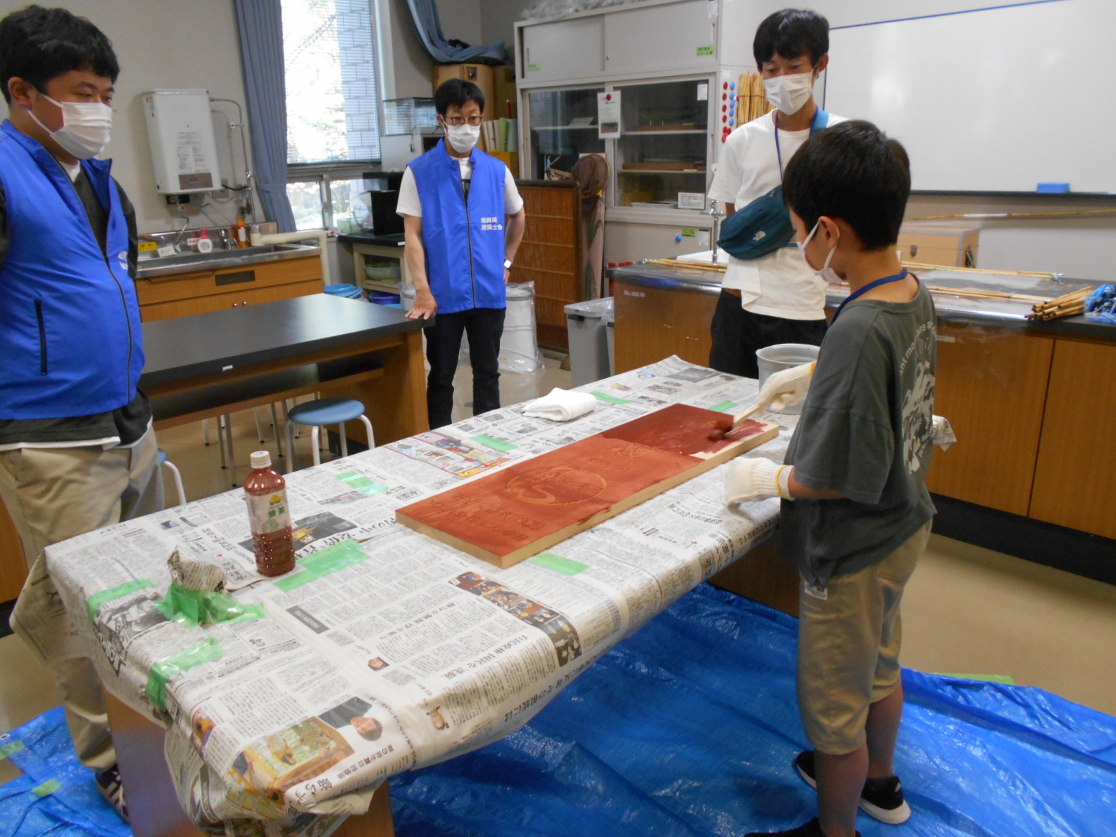 東海道統一案内看板の色塗りの様子