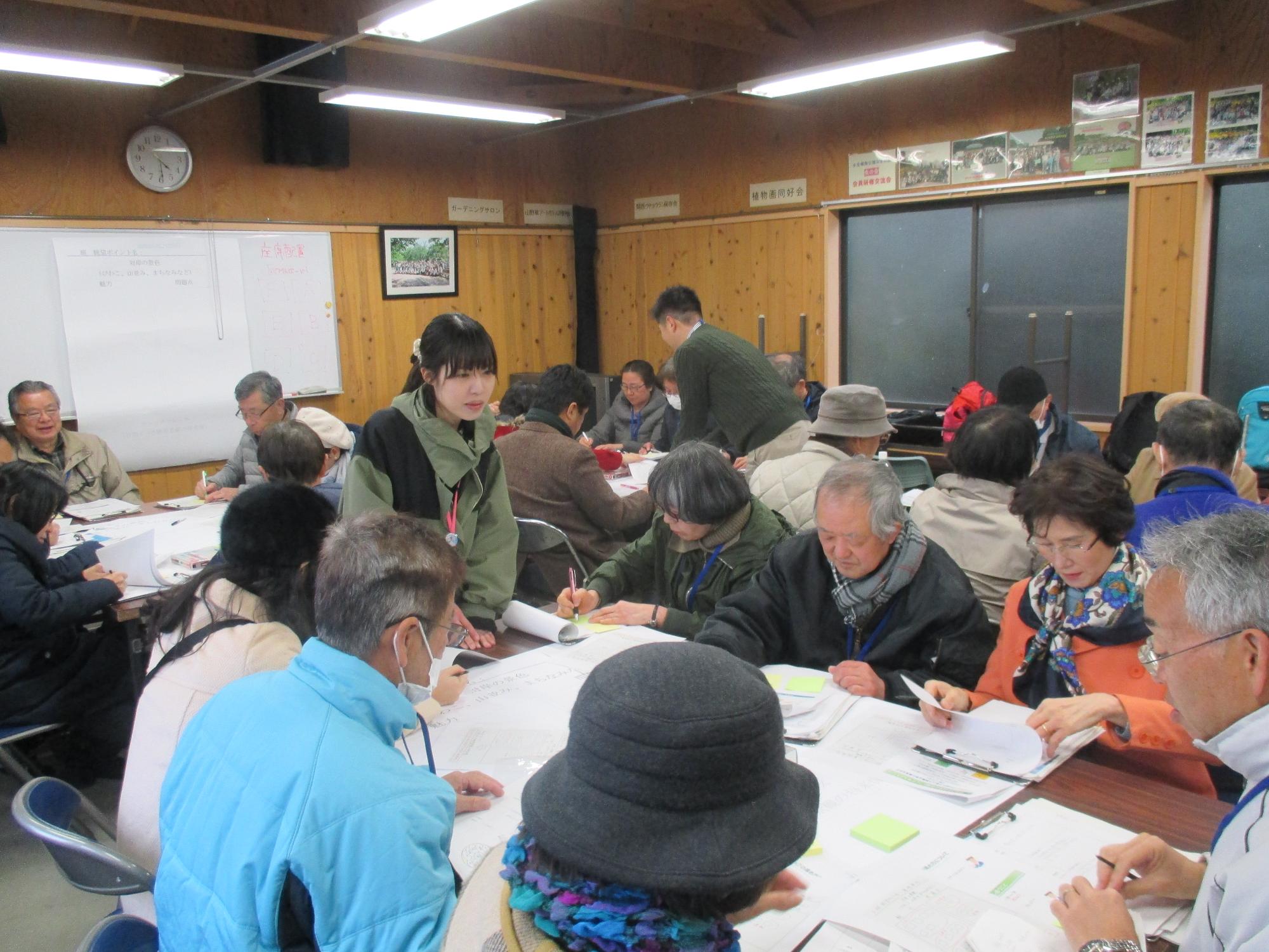 意見交換をする市民の様子