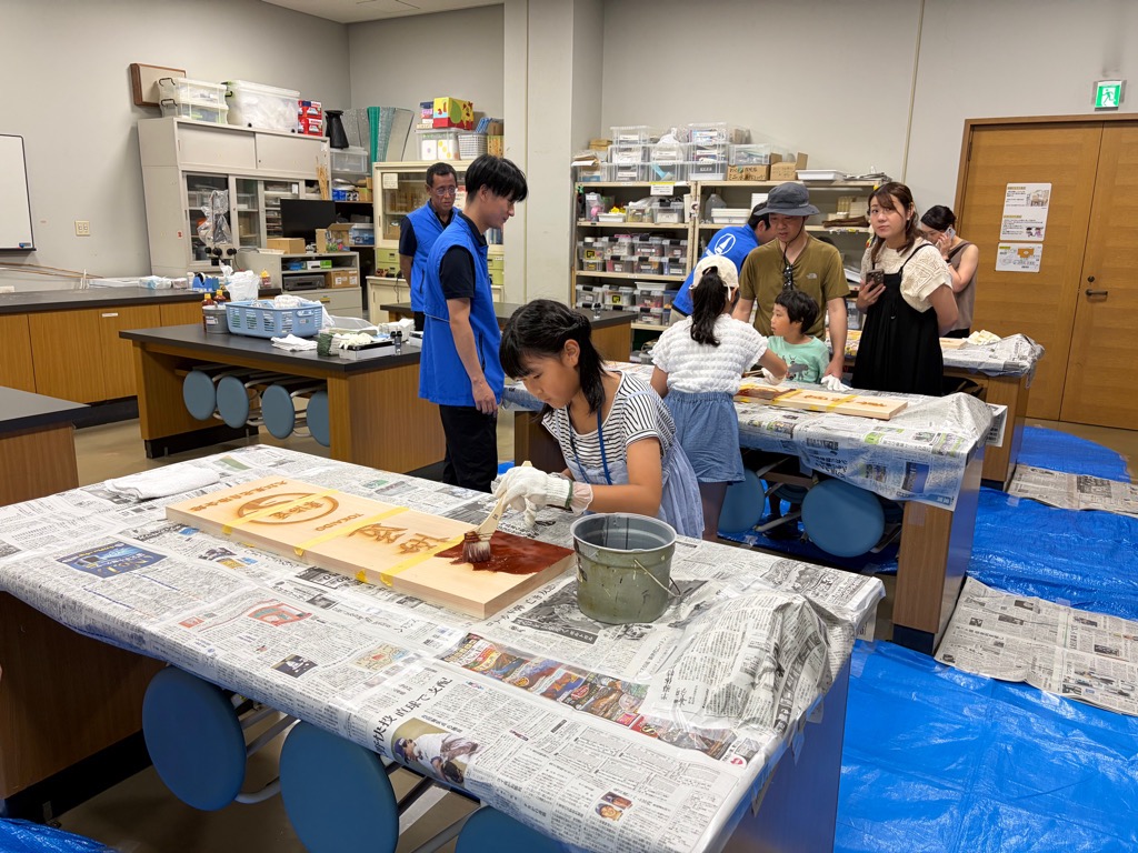 東海道統一案内看板の色塗りの様子