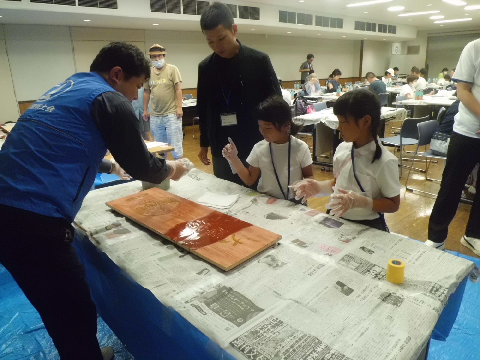 東海道統一案内看板の色塗りの様子