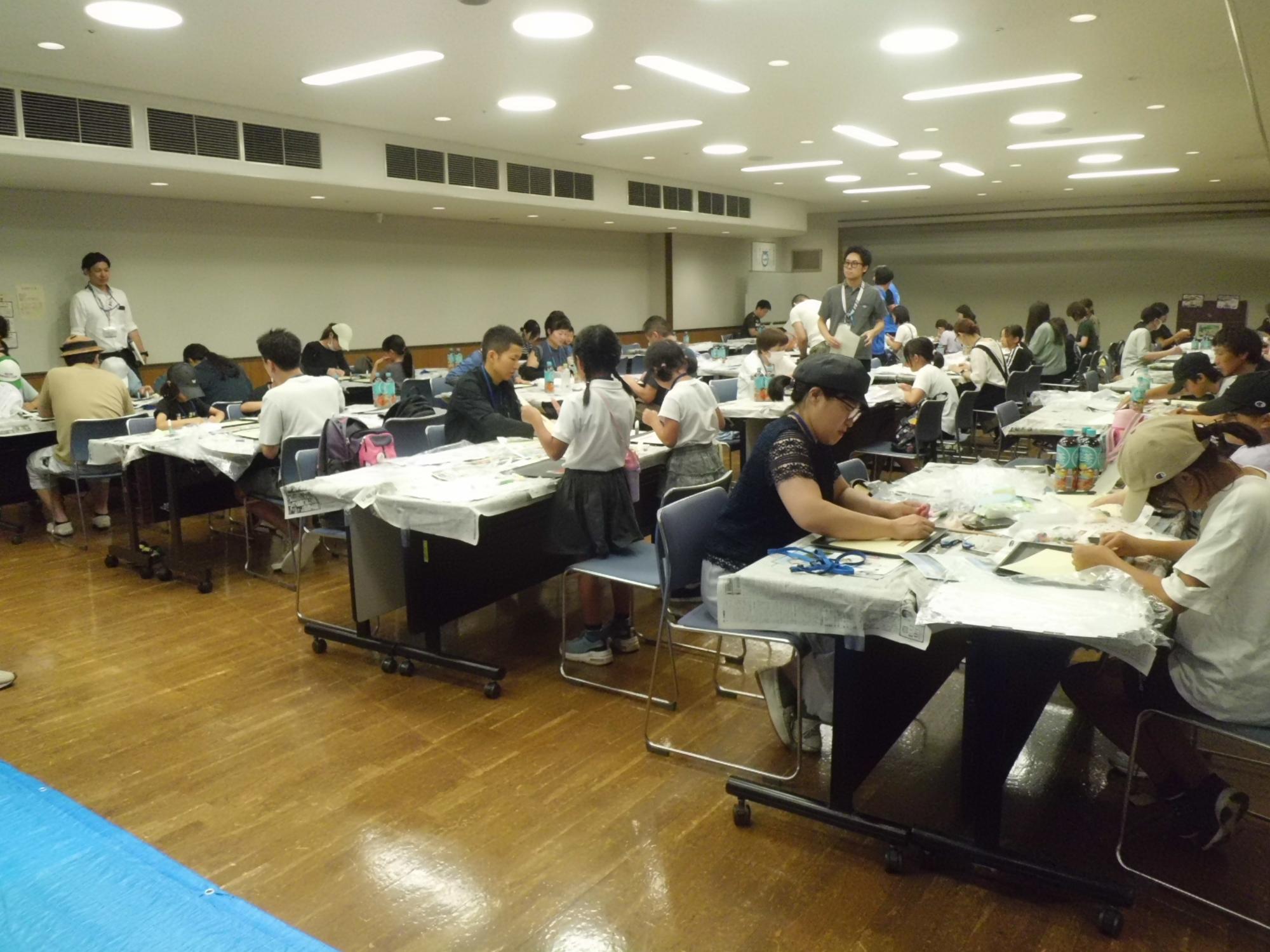 砂絵作成の様子