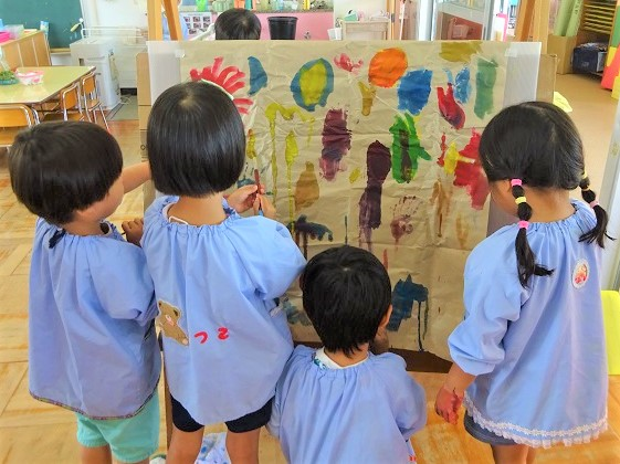 絵の具で自由に表現する子どもたち