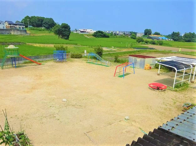 伸び伸び遊べる広い園庭