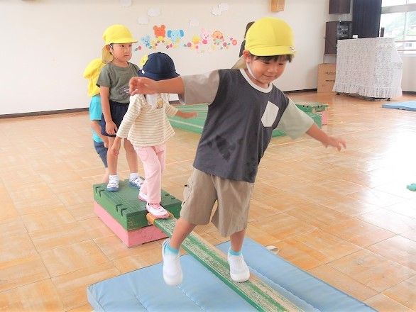 運動遊びをする3歳児