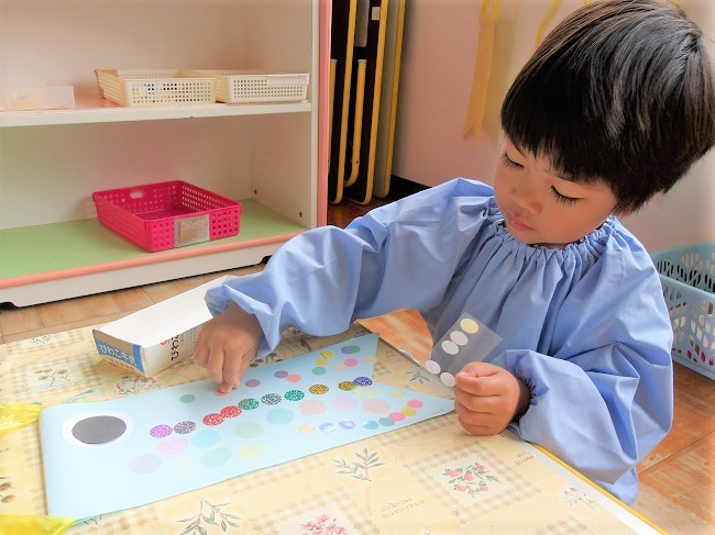 こいのぼりづくりを楽しむ3歳児