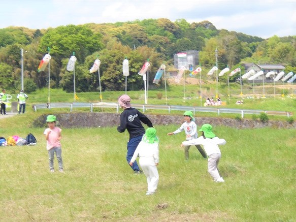 鯉のぼり祭りの会場である真野川で遊ぶ5歳児