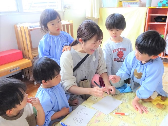 3歳児と5歳児が一緒に遊んでいる様子