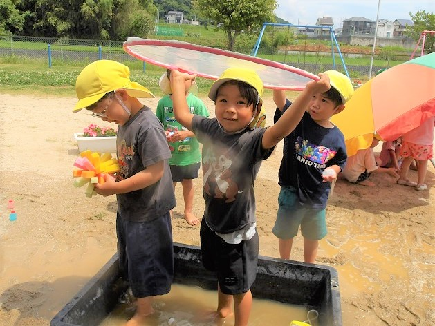水遊びをする3歳児