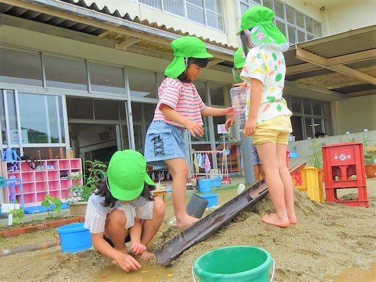 砂場で遊ぶ5歳児