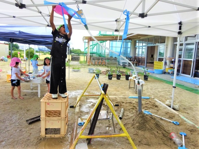 水流しを楽しむ5歳児