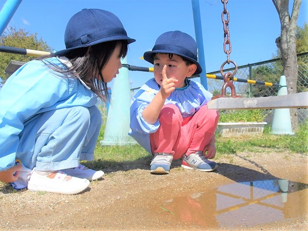水たまりを見つけた3歳児