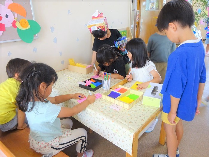 七夕の飾りをつくったり願い事をかいたりする子どもたち